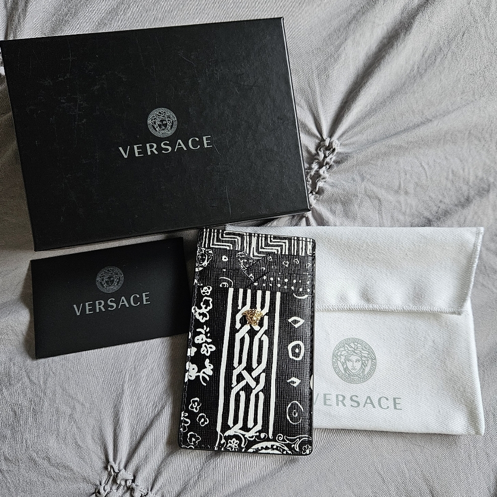 Versace Medusa Unisex Leather Card case FINAL $ FIRM